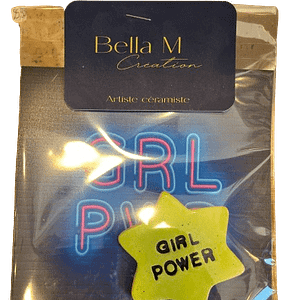 concept-store-idees-et-saveurs-aimant-girl-power-jaune-bellam-removebg-preview