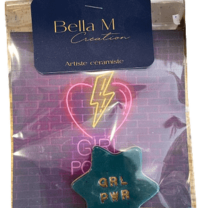 concept-store-idees-et-saveurs-aimant-girl-power-vert-bellam-removebg-preview