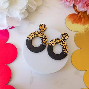 concept-store-idees-et-saveurs-Boucles d'oreilles créoles en cuir noir et léopard doré-MANALI