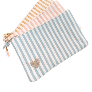 pochette-rayures-coeur-brode-bleue__1_-removebg-preview