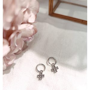concept-store-idees-et-saveurs-boucle-d-oreille-mini-creole-croix-strass-argentee