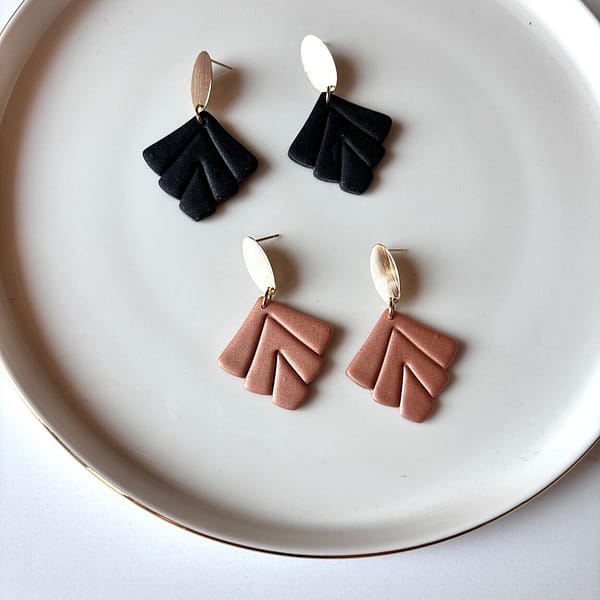 Boucle d'oreille feuille vintage noire – Image 4