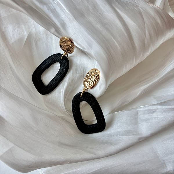 Boucles d'oreilles aura noire – Image 3