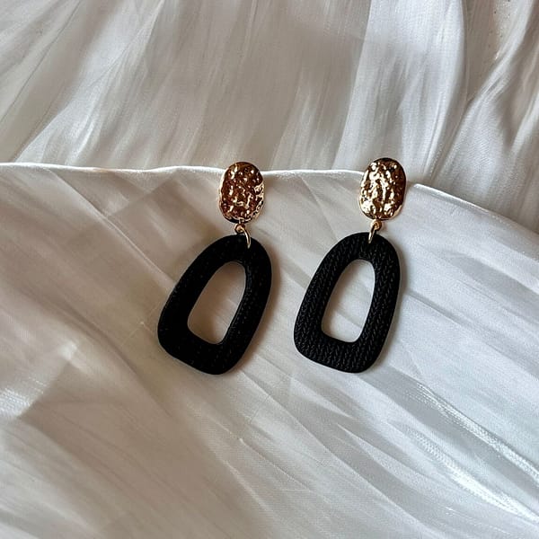 Boucles d'oreilles aura noire – Image 4